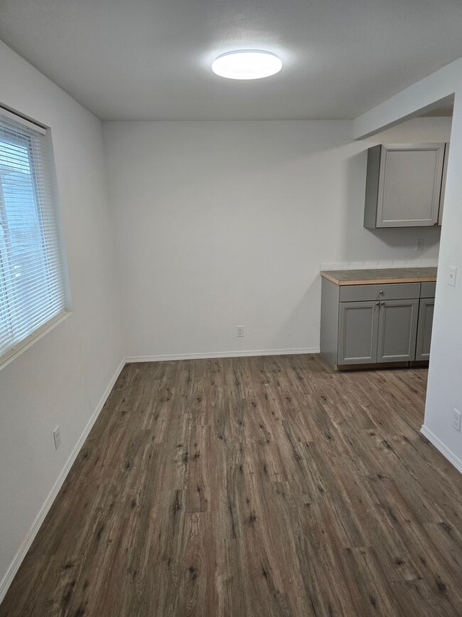 Building Photo - 2 Bedroom with Bonus Room off Barger