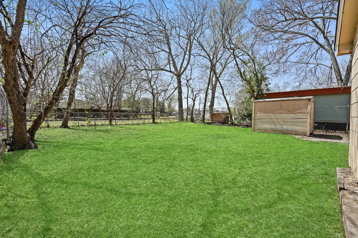 Building Photo - 205 Stimpson St