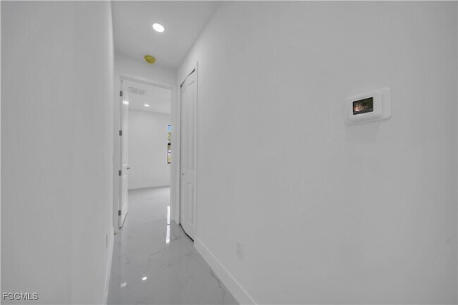 Building Photo - 708 Poinsettia Ave