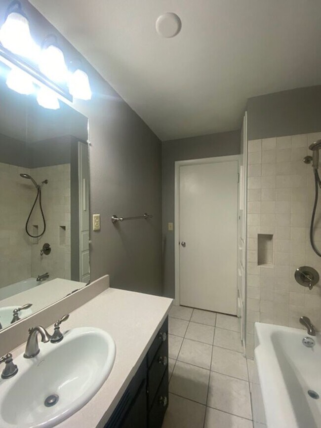 Building Photo - Charming 3 Bedroom Home Lebanon Home with ...