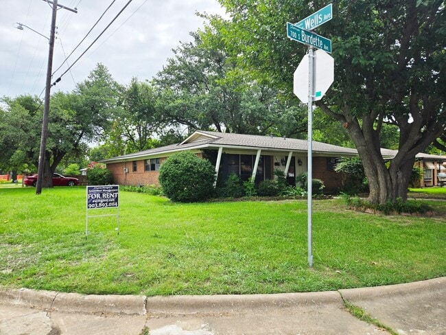 Building Photo - 3/2/2 with Classic Charm in Southeast Sherman
