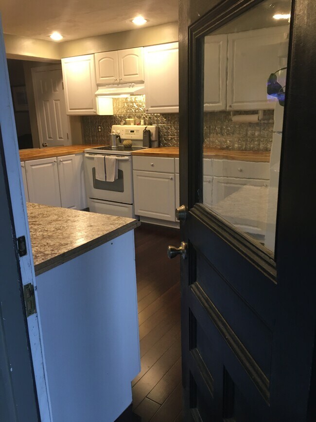 Building Photo - 387 Main St