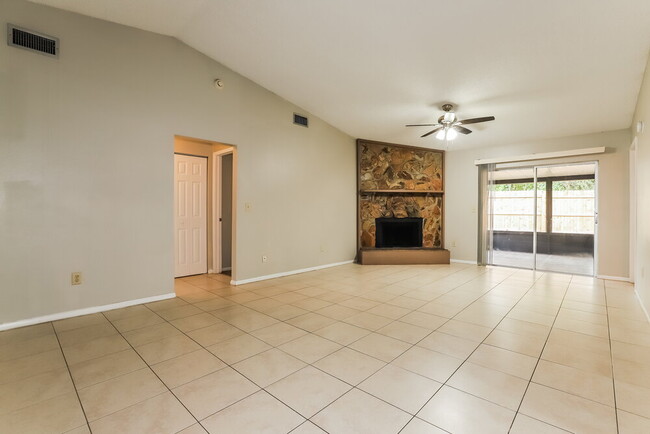 Building Photo - 110 Field Ln