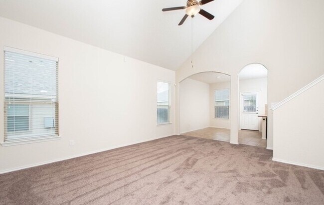 Building Photo - Spacious 4 Bedroom!