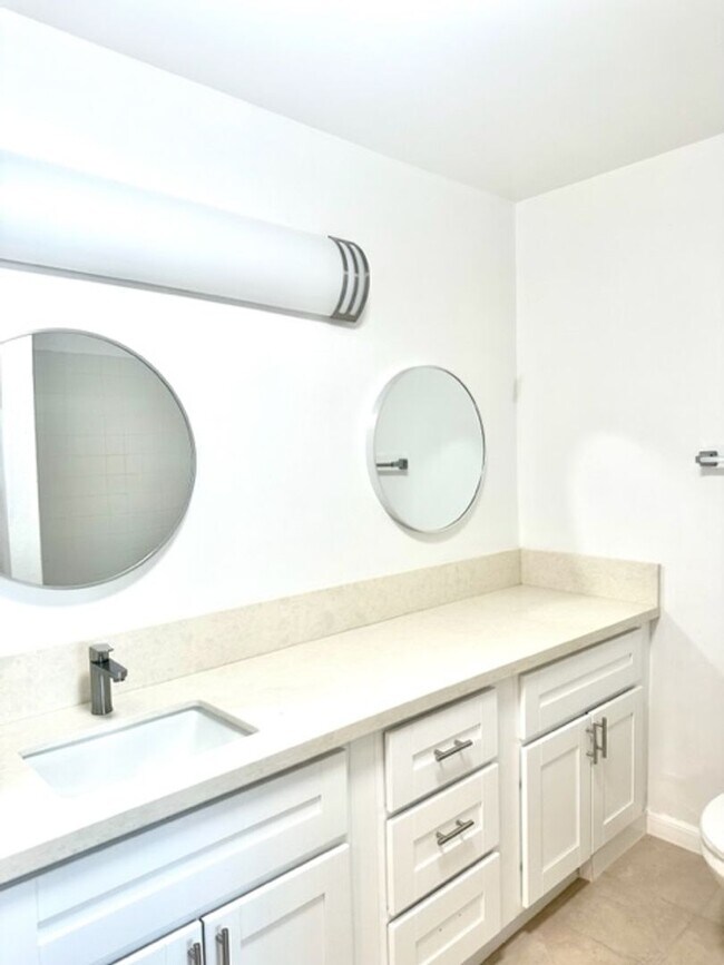 Building Photo - MOVE IN SPECIAL 1/2 OFF FIRST MONTHS RENT!
