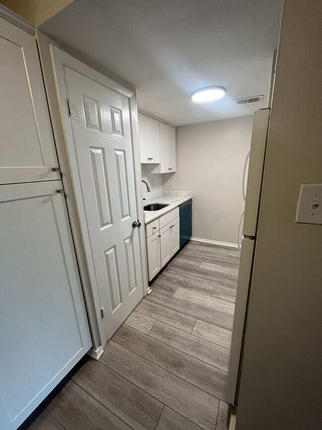 Foto del edificio - Condominium in Greenbrier. Available immediately! Conveniently located near the U of M. Newly ren...