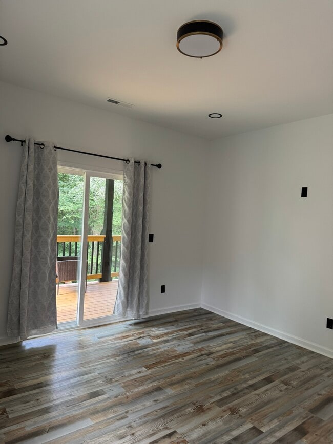 Building Photo - 242 Oakdale Ave