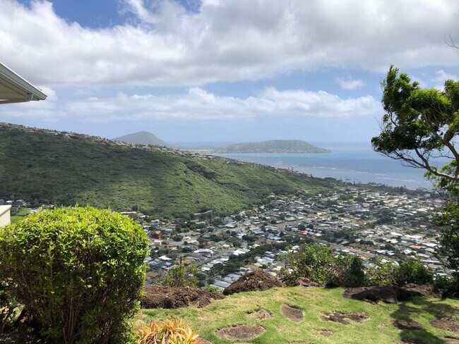 Foto del edificio - 3/2.5/2 Home - Located in the Beautiful Gated Community at Kahalakua- Endless Views!