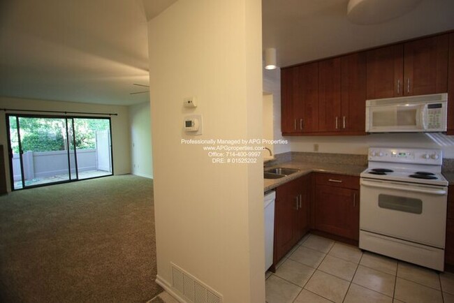 Building Photo - 2 Bedroom - Dual Master Suites Townhouse i...