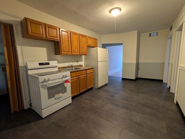 Building Photo - 1447 Dwight St