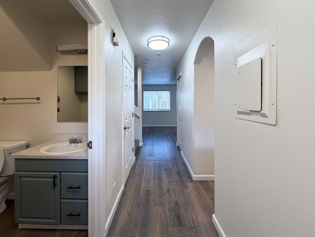 Foto del edificio - 2447 Roosevelt Blvd