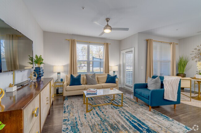 1 habitación, 1 baño - 865 pies cuadrados - Sala de estar - Overture Cotswold 55+ Active Adult Apartment Homes