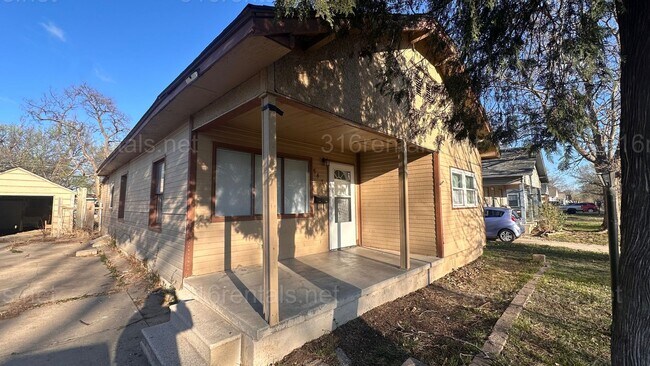 Building Photo - $1150- 3 bed 1 bath - Single Family Home with a fenced back yard!