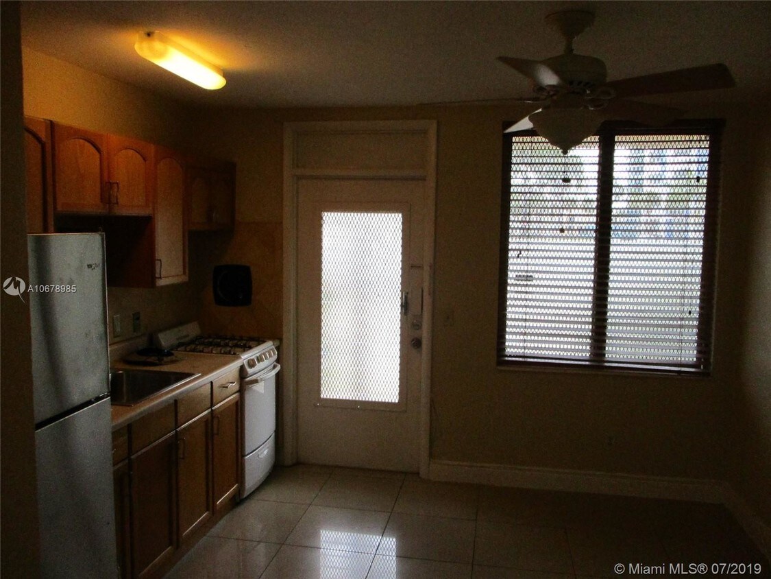 Primary Photo - 441 Collins Ave