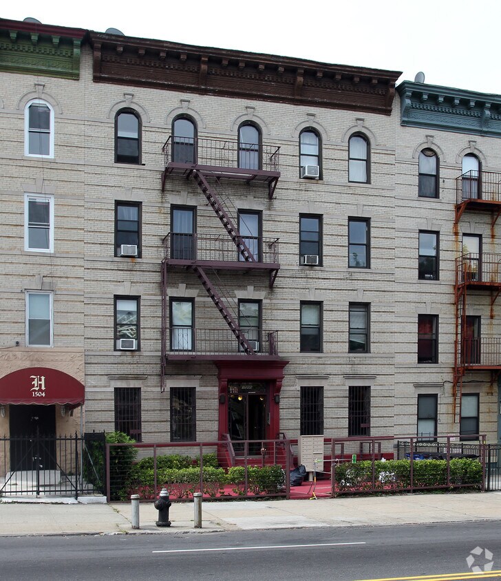 Primary Photo - 1498 Bushwick Ave