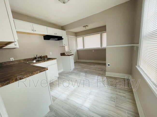 Building Photo - 630 Safari Dr