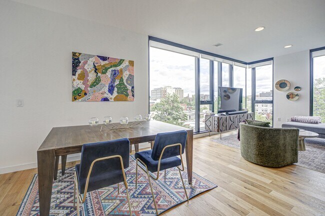 Foto del edificio - Penthouse Living Redefined at Chapman Stables