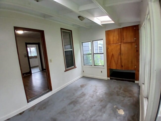 Building Photo - 306 N Elm Ave