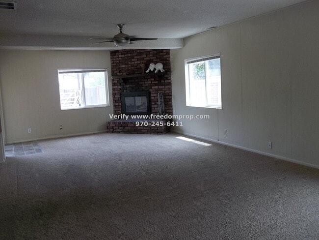 Building Photo - Larger home with convenient location - Col...