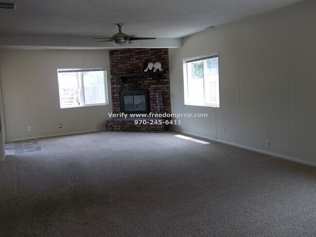 Foto del edificio - Larger home with convenient location - Col...