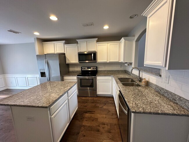 Building Photo - Charming 3 Bed 3 Bath Townhome in Spring Hill