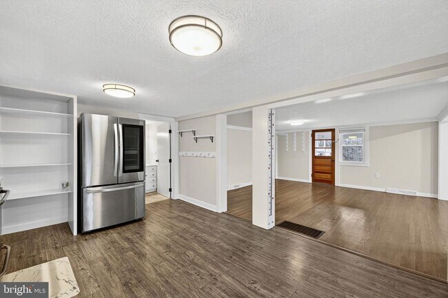 Foto del edificio - 239 McDonald Rd