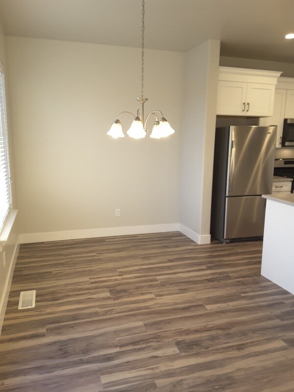 Building Photo - 217 Whitewater Dr