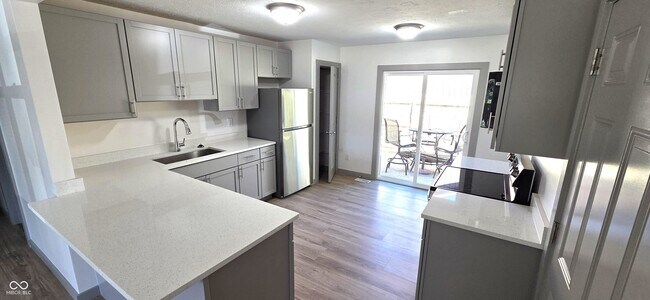Foto del edificio - 8421 Banyan Ln