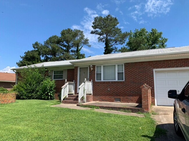 Foto del edificio - Beautiful 3 Bedroom 1.5 Bathroom Brick Hom...