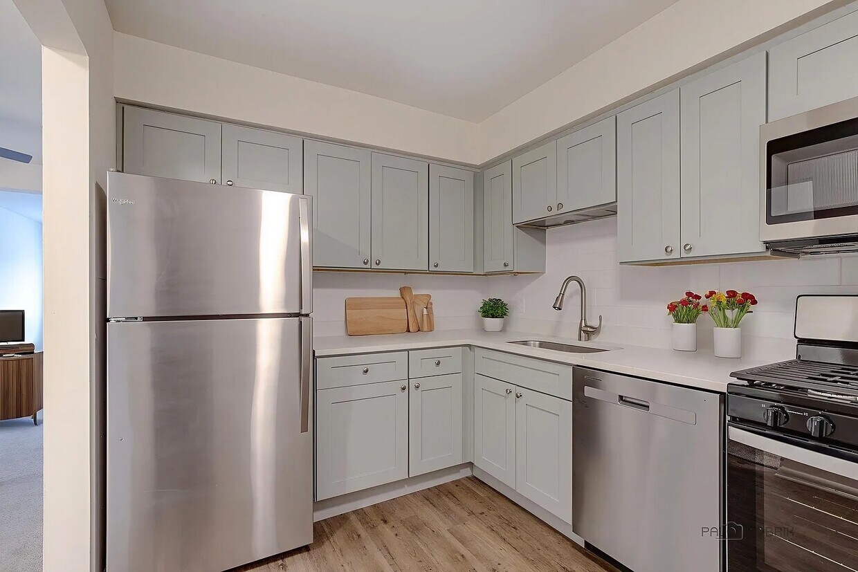 Foto principal - 705 S Milwaukee Ave