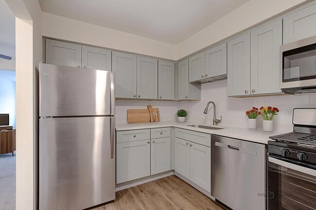 Building Photo - 705 S Milwaukee Ave Building Photo - 705 S Milwaukee Ave