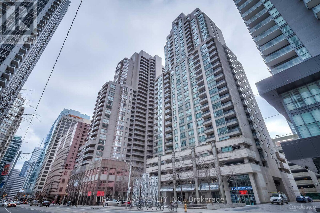 Photo principale - 750-750 Bay St.