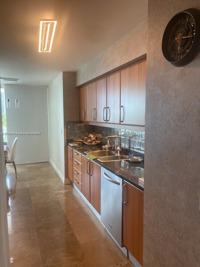 Foto del edificio - 16500 Collins Ave