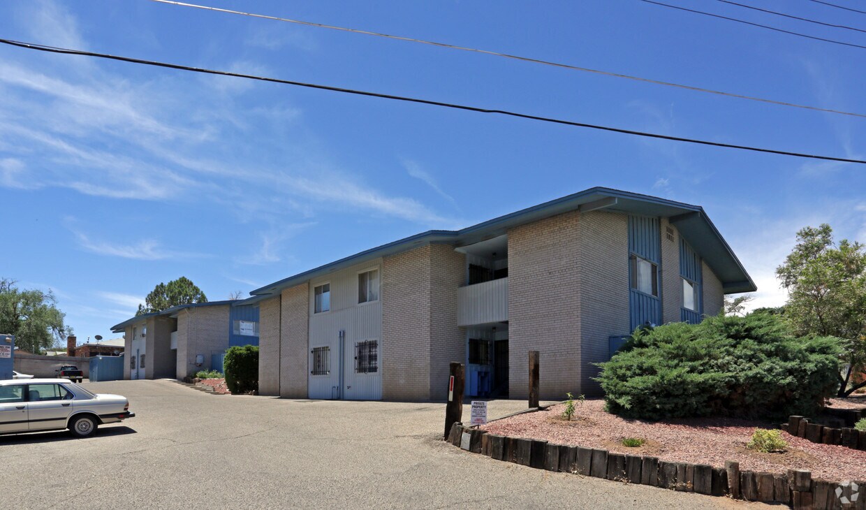 Building Photo - Highlander Apartments