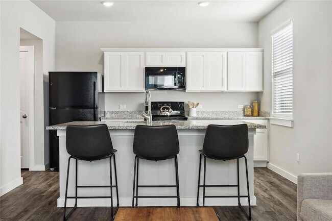 Foto del edificio - 523 Powell Dr