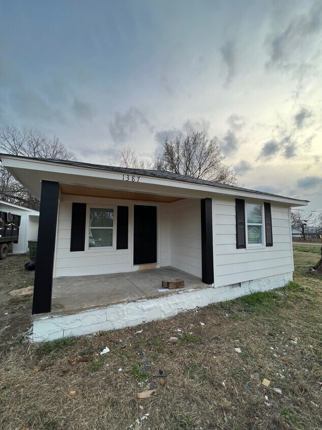 Building Photo - 1387 Roberts Rd