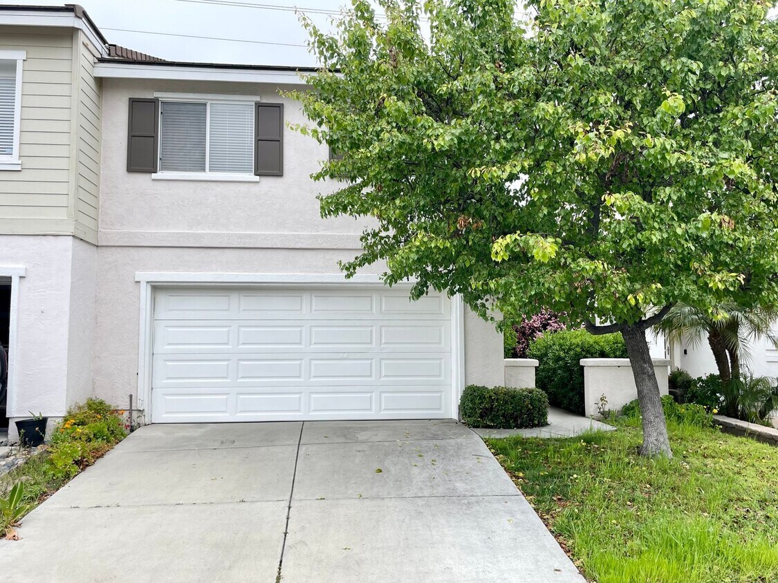 Foto principal - Spacious Home in Ivey Pointe!