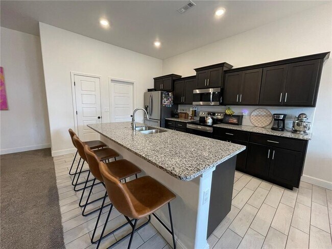 Foto del edificio - 2415 England Ln