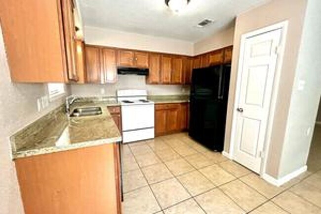 Building Photo - 4 Bedroom Home with 2 Bath and large back ...