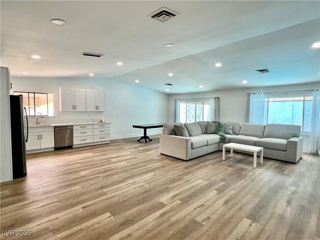 Foto del edificio - 6191 Bullion Blvd