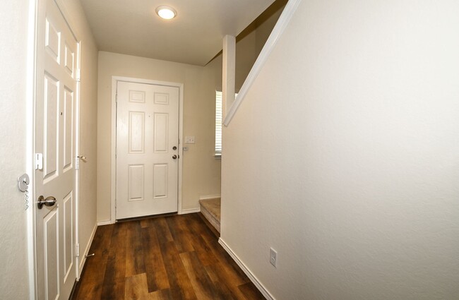 Building Photo - 4 BEDROOM  |  LOFT  |  3 BATH  |  4th BEDR...