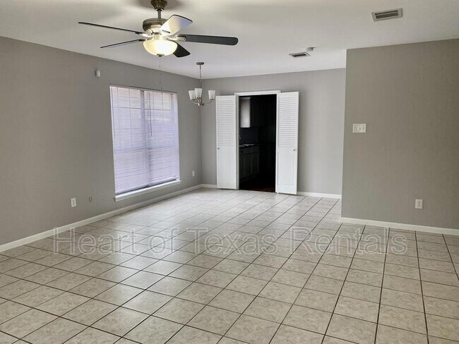 Foto del edificio - 6824 Edmond Ave