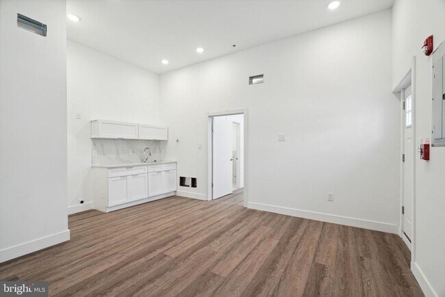 Building Photo - 5164 Ridge Ave
