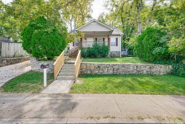 Building Photo - Welcome home to this stunning home in the great Sylvan Heights neighborhood!