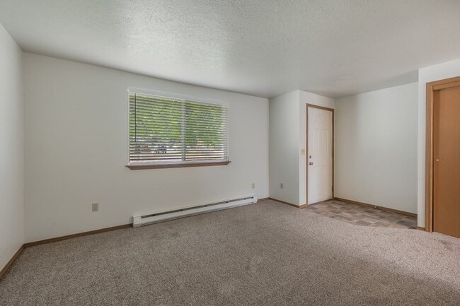 Building Photo - 2 bed 1 bath Rancher duplex