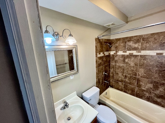 Building Photo - 908 State St