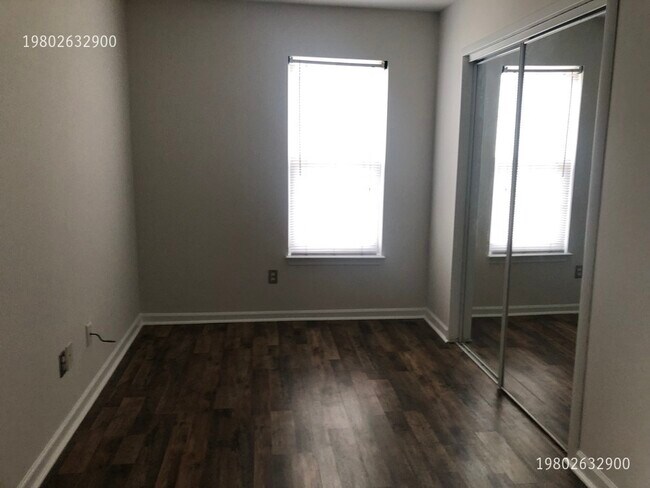 Building Photo - 10123 Green Hedge Ave