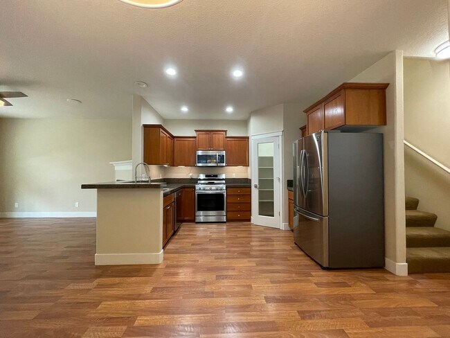 Building Photo - 3Bd 3Ba Home in Hillsboro with Attached Ga...