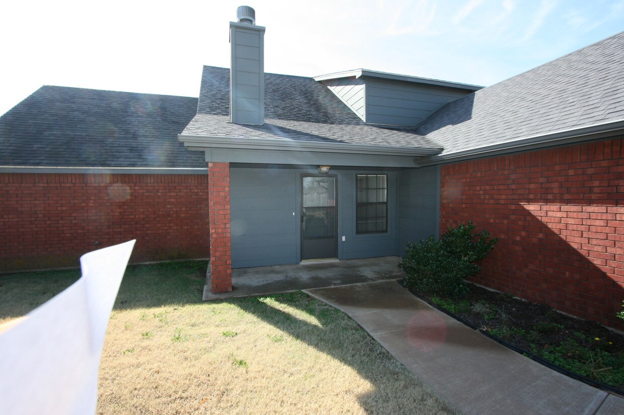 Primary Photo - 3503 NE Buckingham Ln