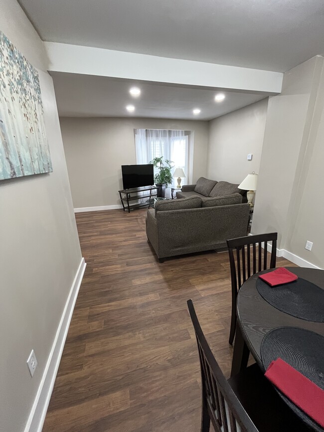 Building Photo - 810 E 8th St